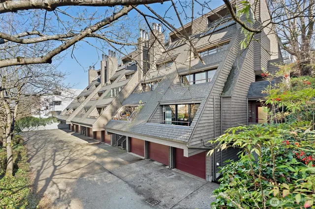 $629,900 | 3030 14th Avenue West, Unit 106, Seattle, WA 98119