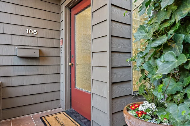 $629,900 | 3030 14th Avenue West, Unit 106, Seattle, WA 98119