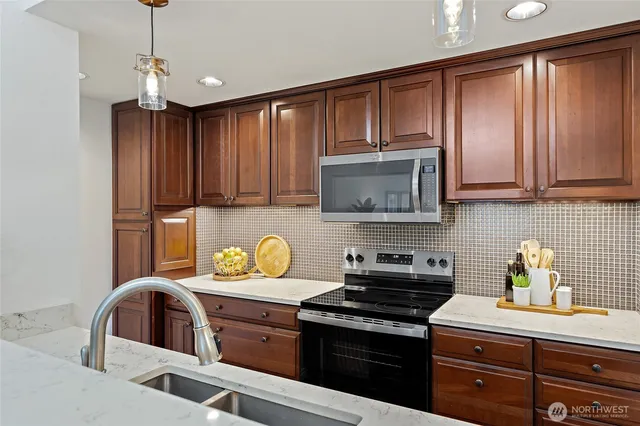 $629,900 | 3030 14th Avenue West, Unit 106, Seattle, WA 98119