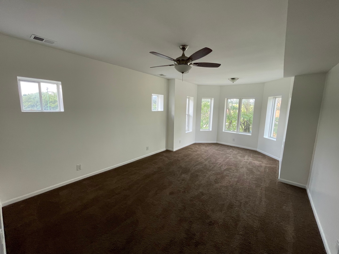 649 East Marquette Road, Unit 3 Chicago, IL 60637 - Photo 2 of 15 a view of an empty room and window