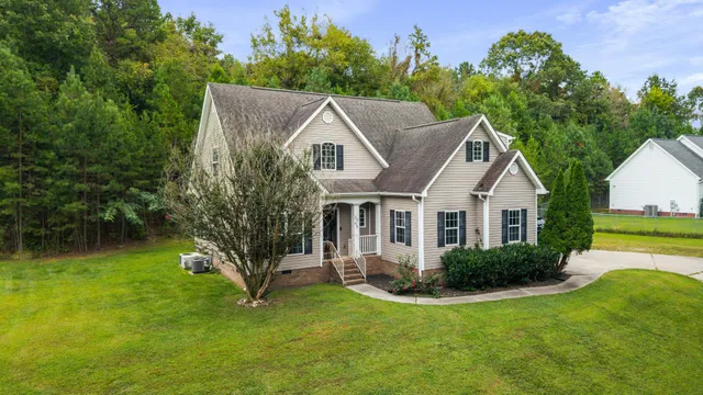 a view of a house with a yard