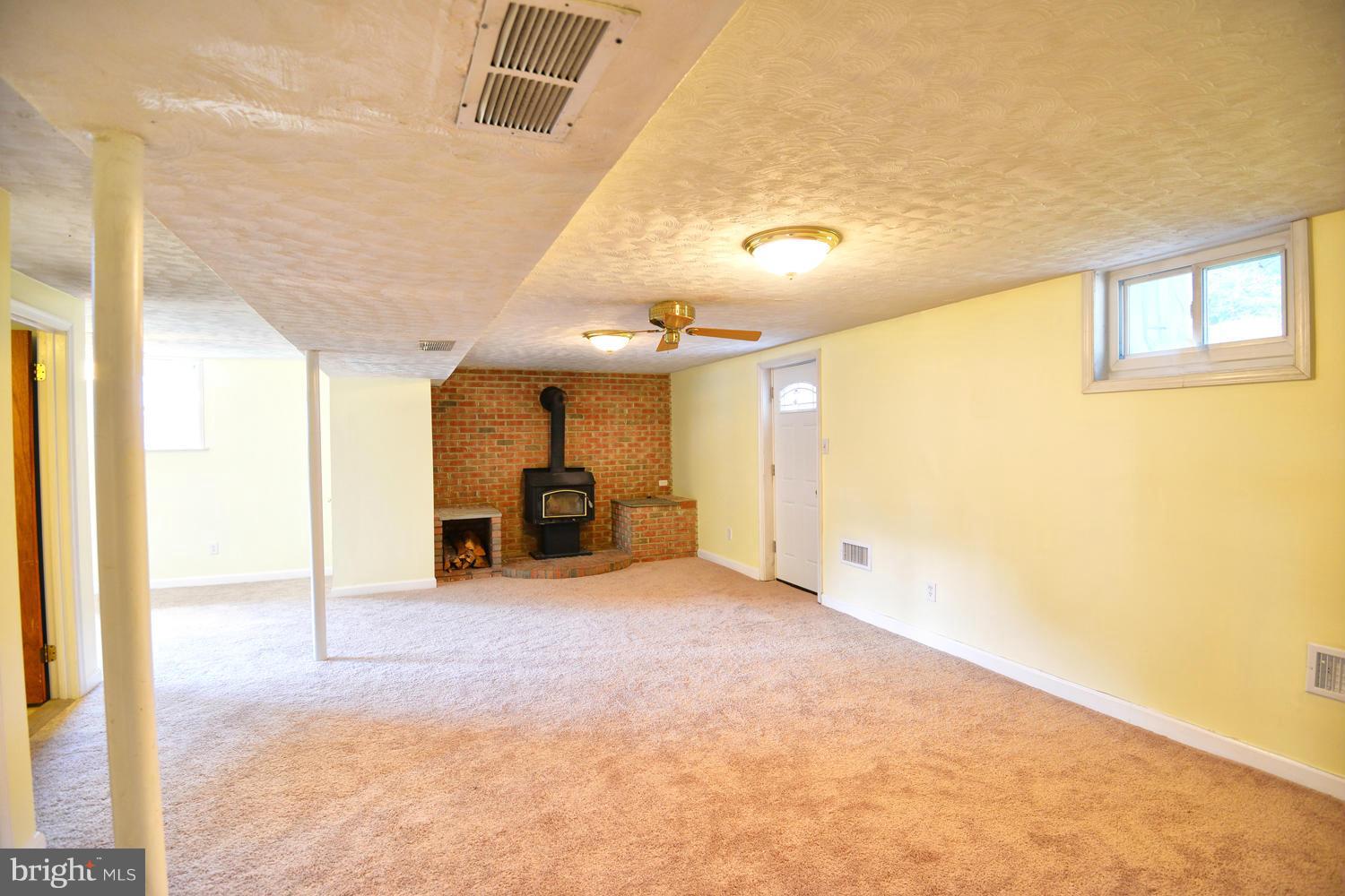 1630 Marlboro Road Edgewater, MD 21037 - Photo 15 of 30 Plenty of space for those gatherings!
