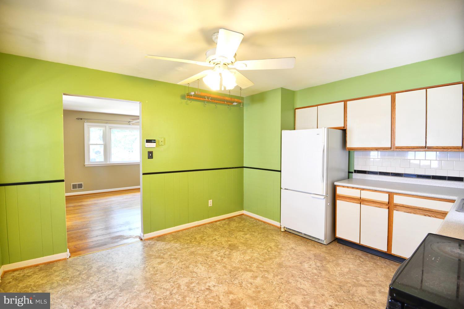 1630 Marlboro Road Edgewater, MD 21037 - Photo 5 of 30 So much space for your cooking needs!