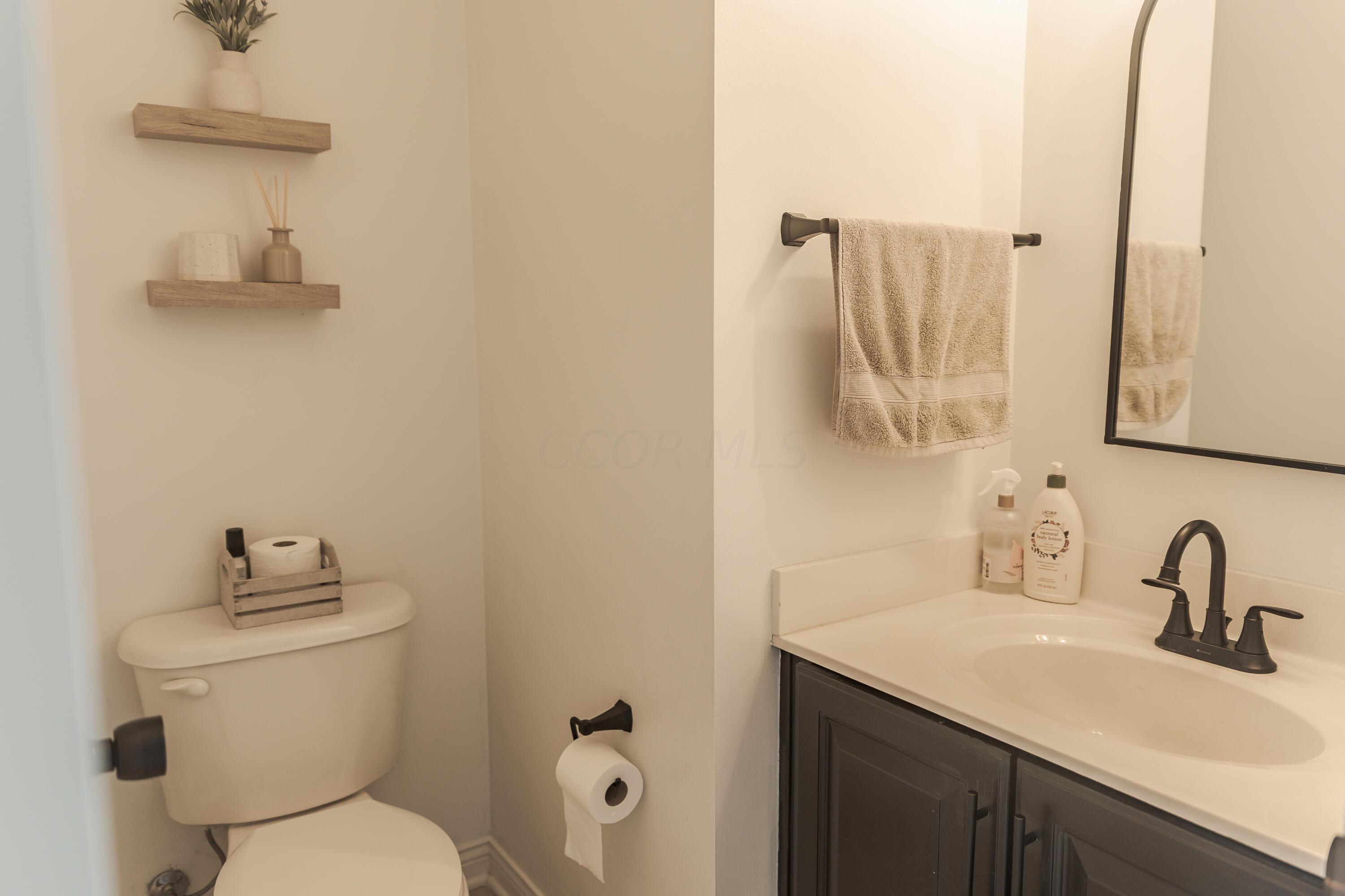 5930 Myrick Road Dublin, OH 43016 - Photo 18 of 41 First floor Half Bath