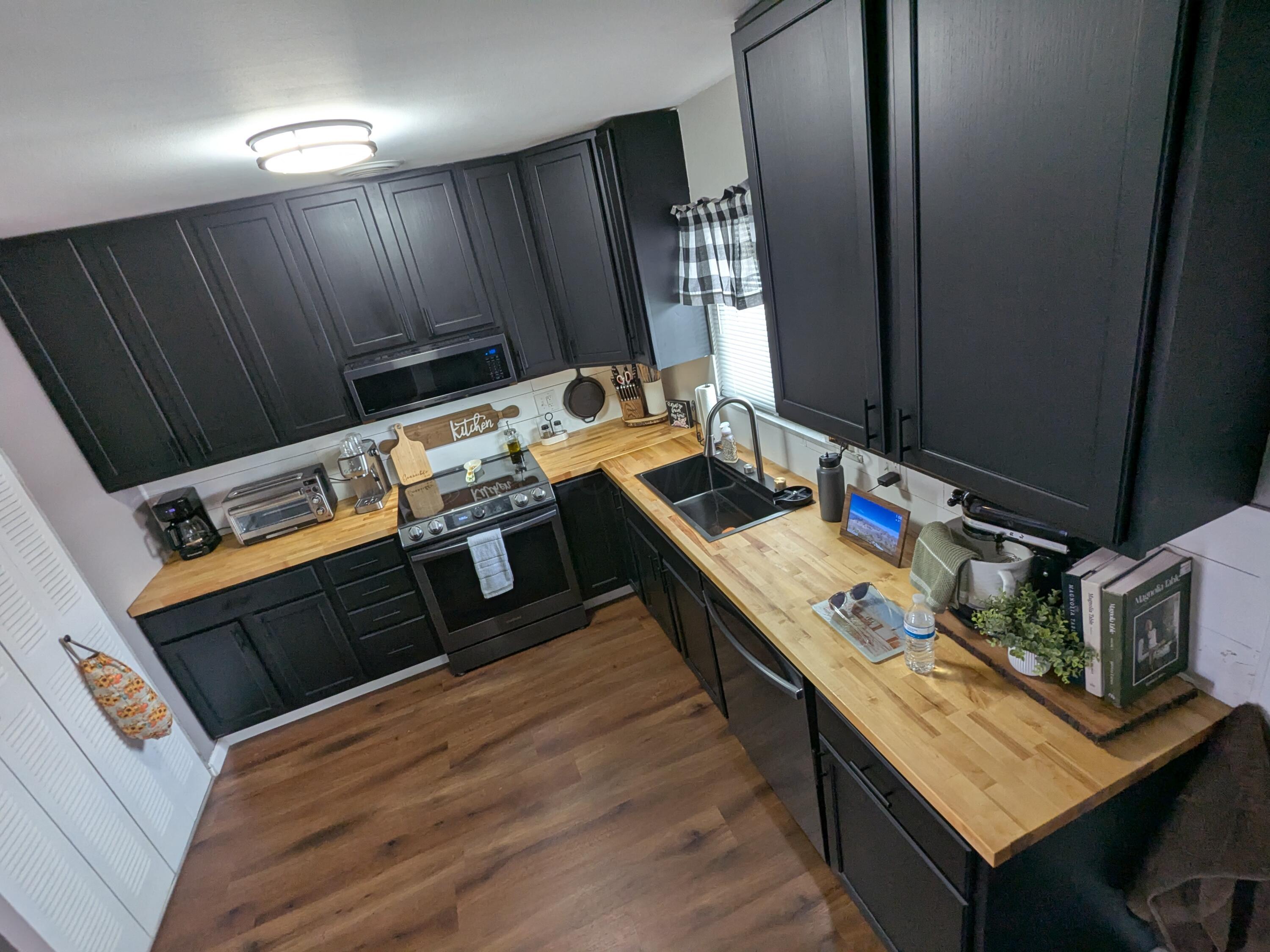 372 Redmond Road Columbus, OH 43228 - Photo 5 of 26 Kitchen