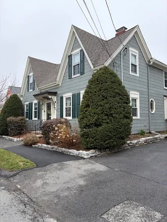 $3,400 | 42 Charnock Street, Unit 1, Beverly, MA 01915