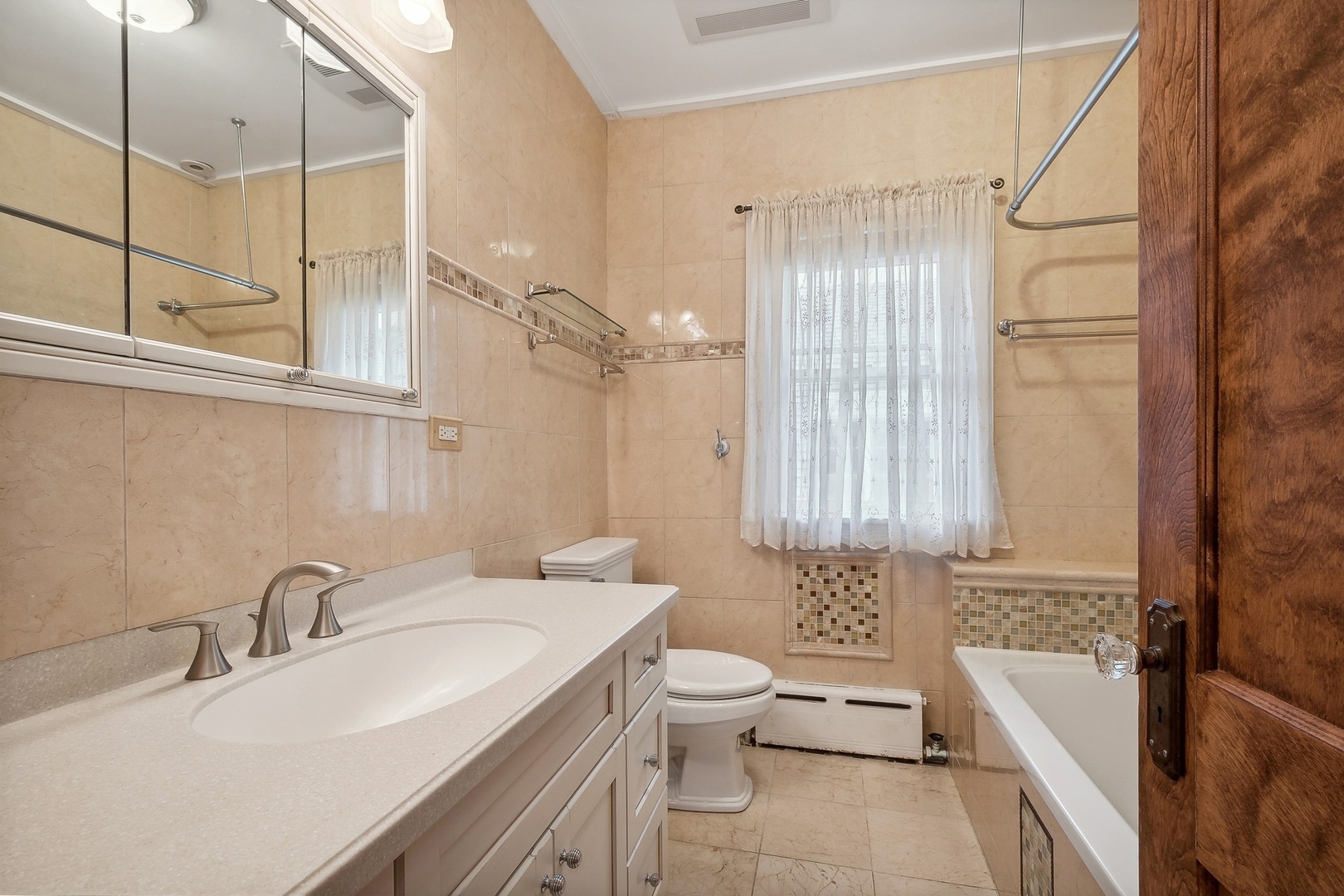 504 Maple Avenue Wilmette, IL 60091 - Photo 12 of 20 a bathroom with a sink a toilet and a bathtub