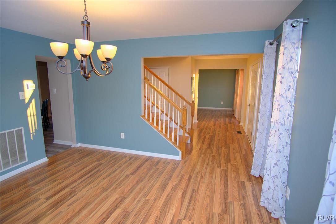 5340 Seip Road Bethlehem, PA 18017 - Photo 11 of 48 Dining room