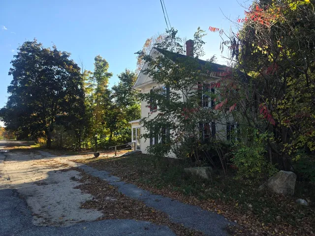 $129,000 | 11 Pine Street, Mechanic Falls, ME 04256
