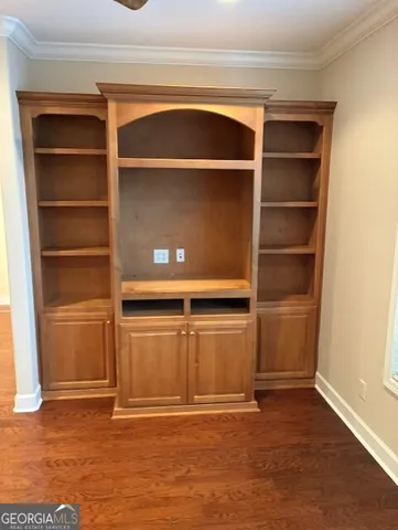 a view of room with an empty room