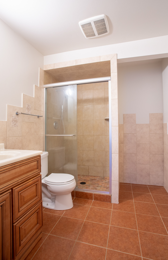 2400 Archbury Lane, Unit 1E Park Ridge, IL 60068 - Photo 14 of 18 a bathroom with a toilet a sink and shower