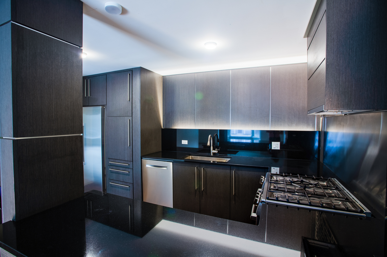 2400 Archbury Lane, Unit 1E Park Ridge, IL 60068 - Photo 6 of 18 a kitchen with a stove and a refrigerator