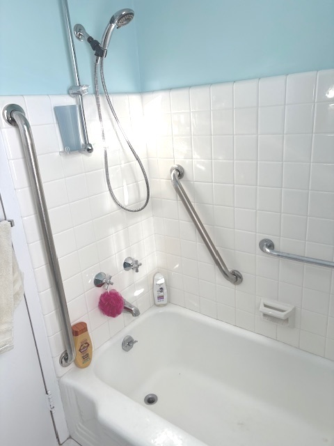 1585 Ridge Avenue, Unit 608 Evanston, IL 60201 - Photo 12 of 15 a bathroom with a bathtub