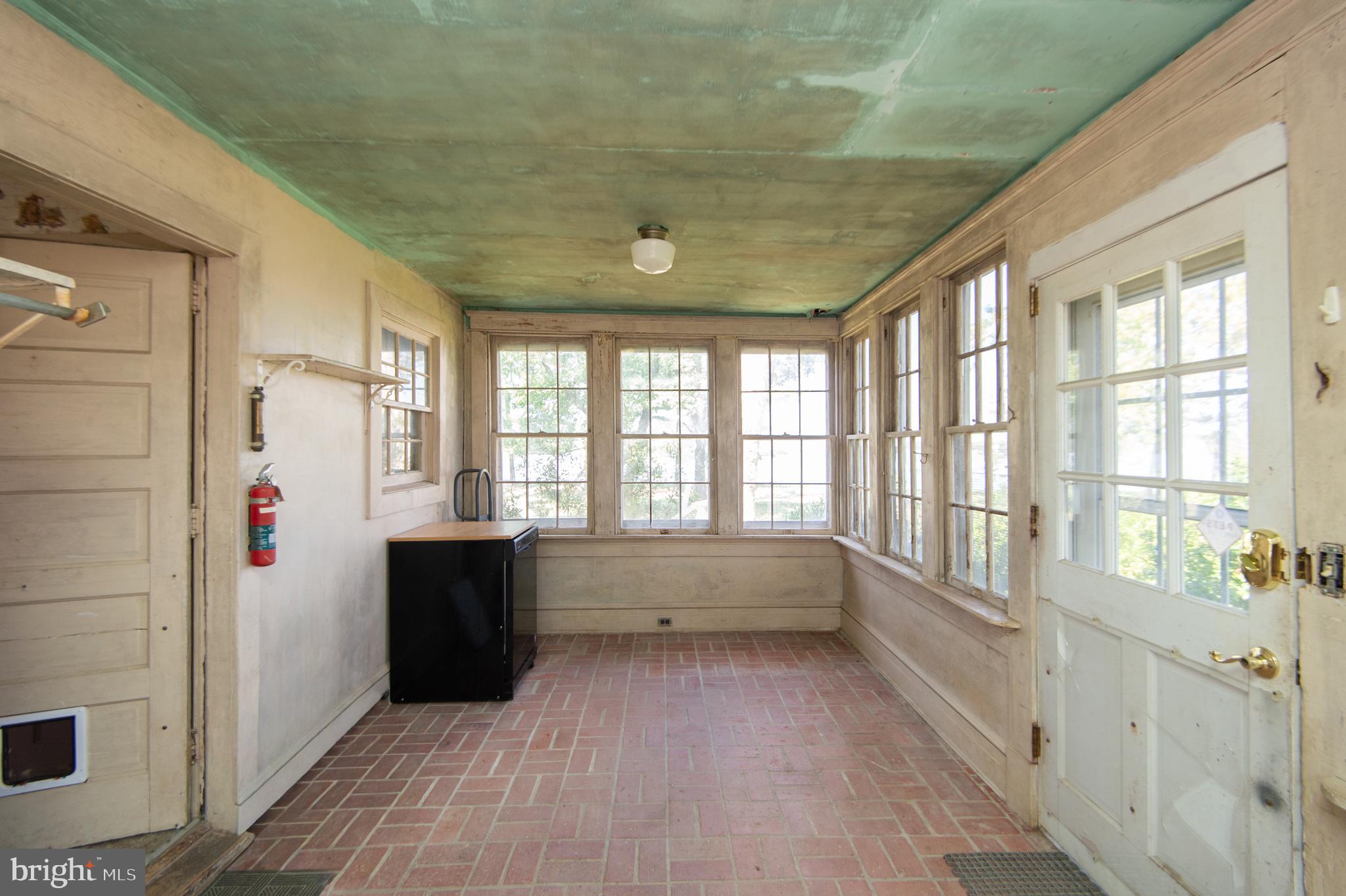 4910 Gregory Road Cambridge, MD 21613 - Photo 38 of 131 Right side enclosed porch is ideal mud room