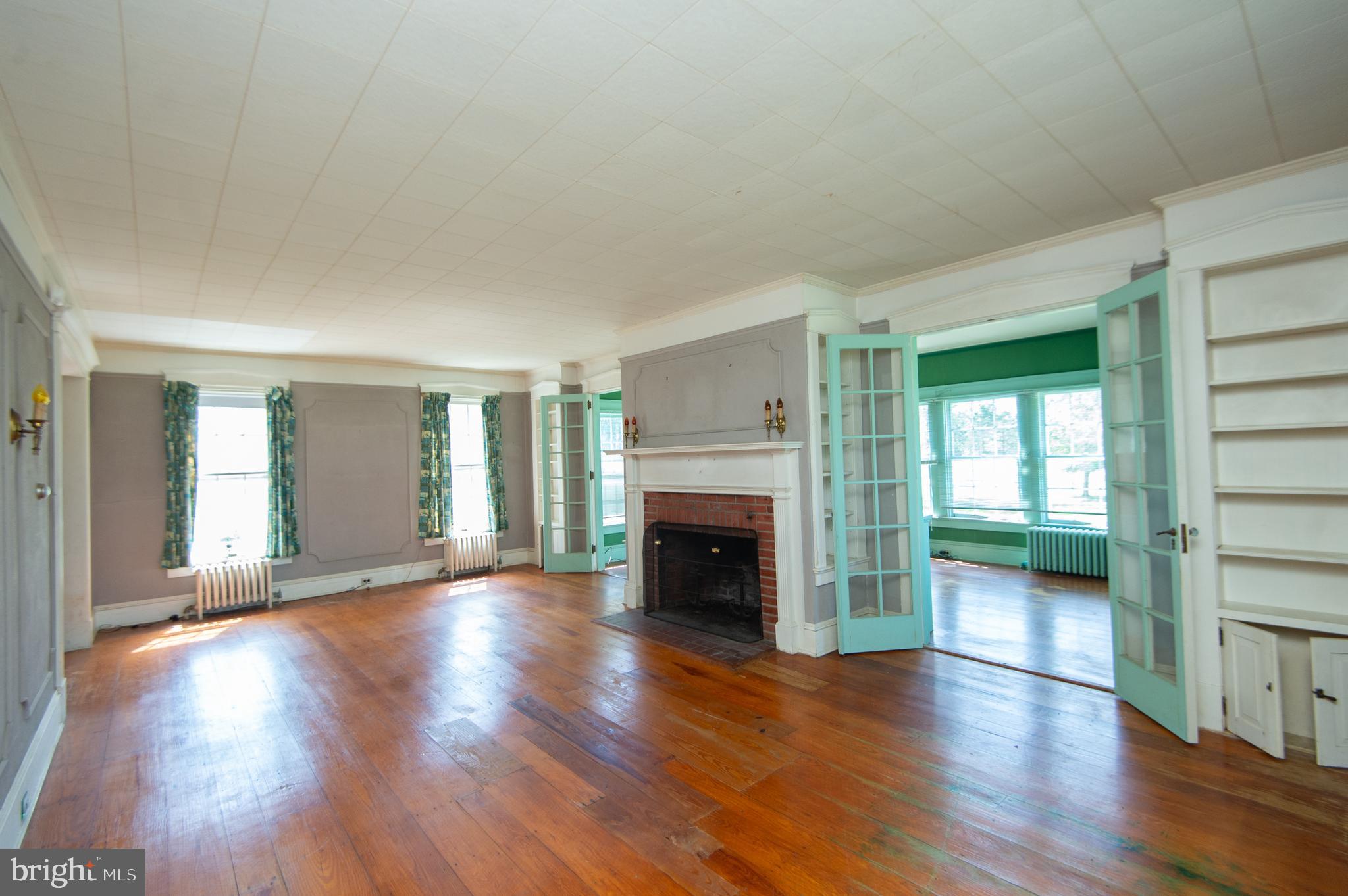 4910 Gregory Road Cambridge, MD 21613 - Photo 10 of 131 Crown Moldings & French Doors