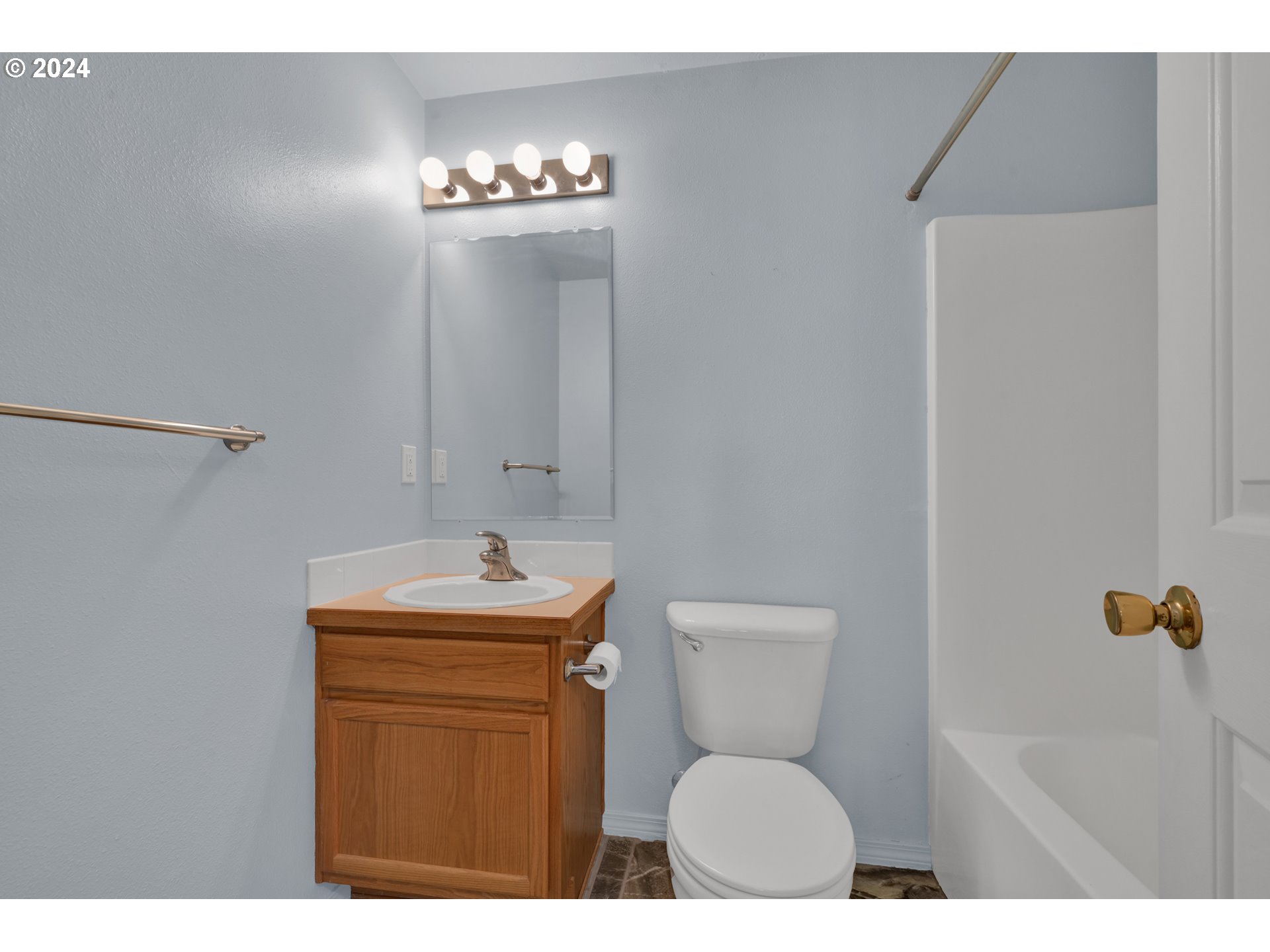 870 Hazelnut Lane Springfield, OR 97478 - Photo 21 of 35 a bathroom with a toilet a sink and mirror