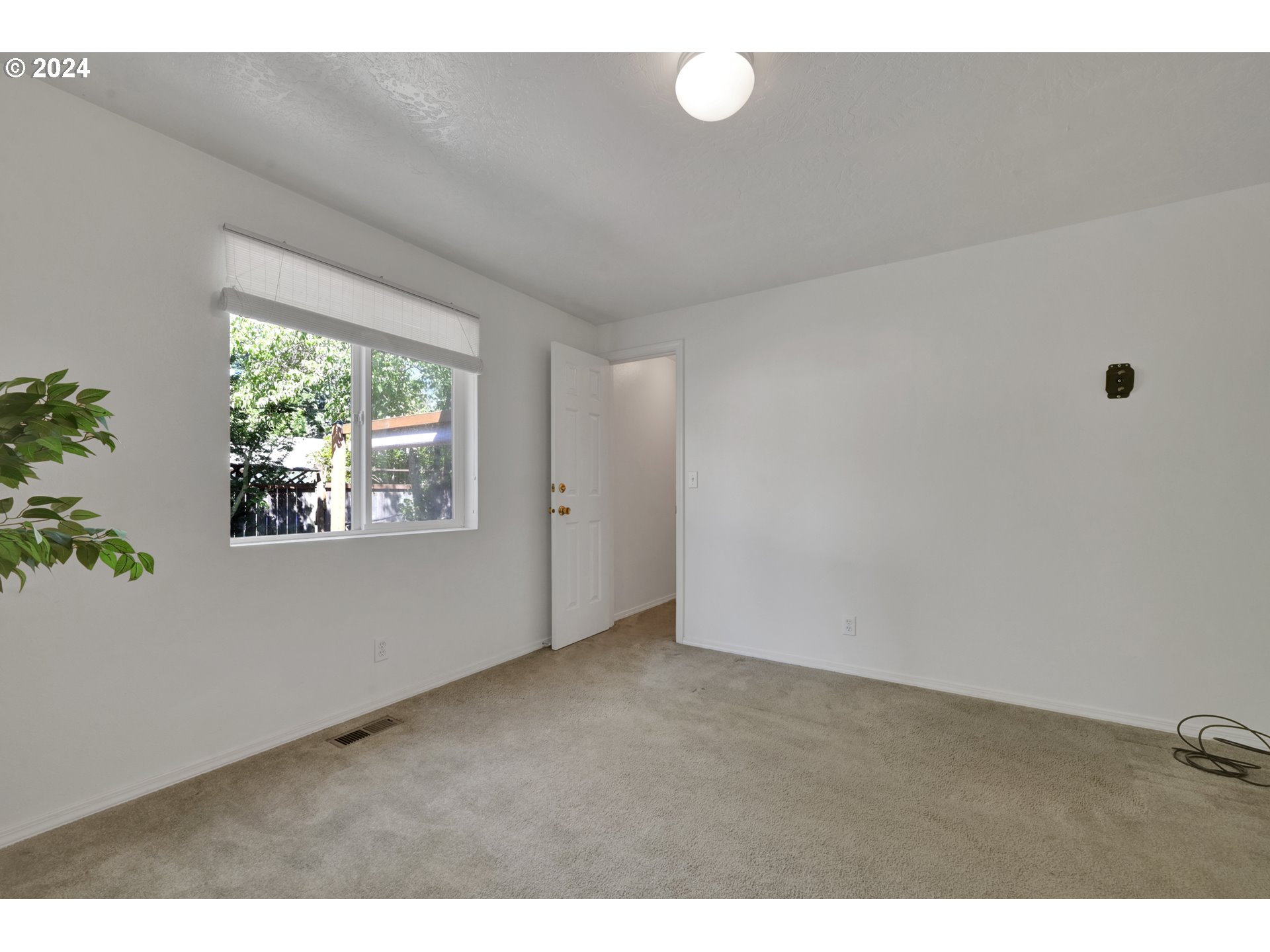 870 Hazelnut Lane Springfield, OR 97478 - Photo 23 of 35 a view of an empty room with window