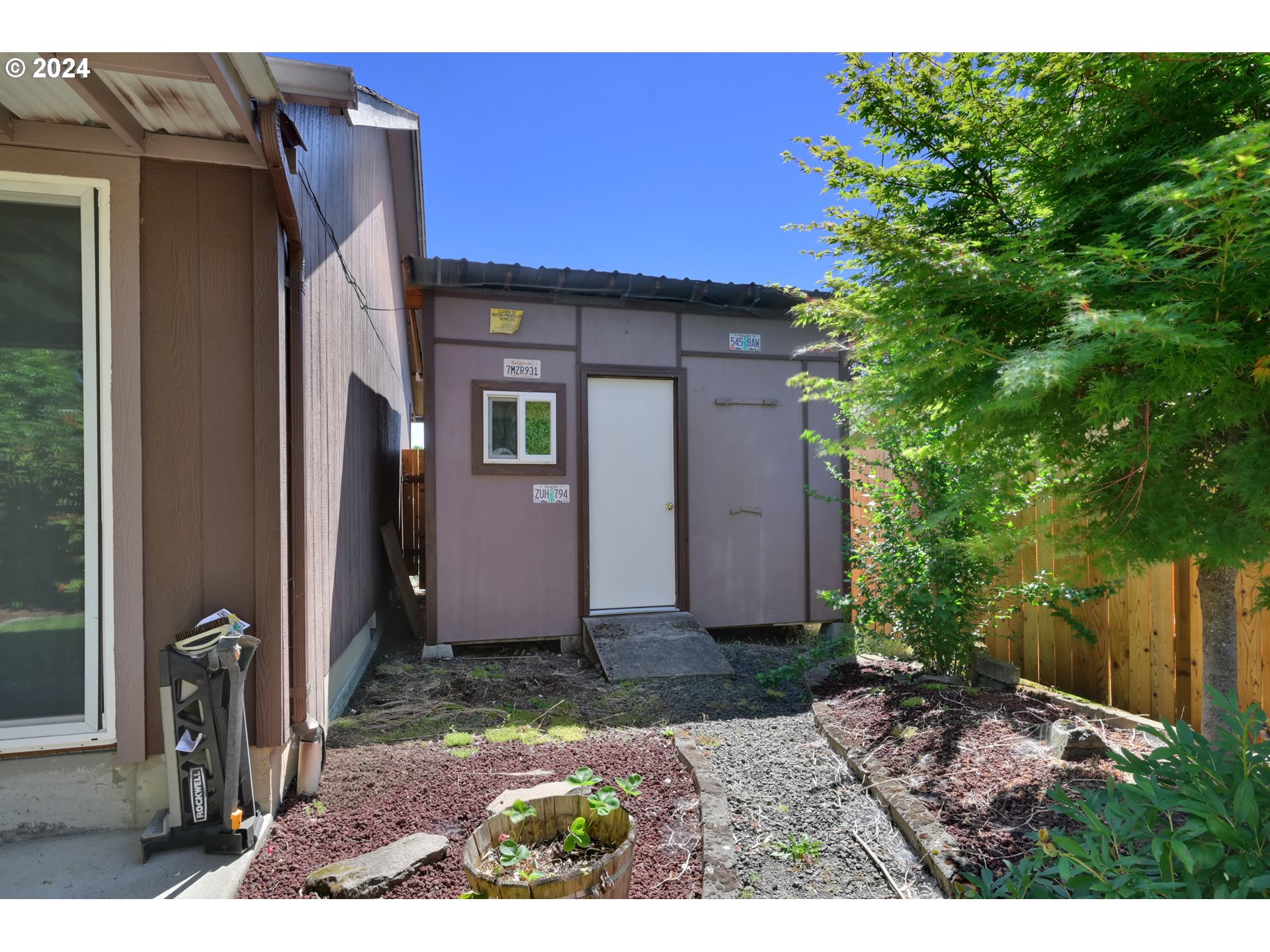 870 Hazelnut Lane Springfield, OR 97478 - Photo 27 of 35 a view of a house with a yard