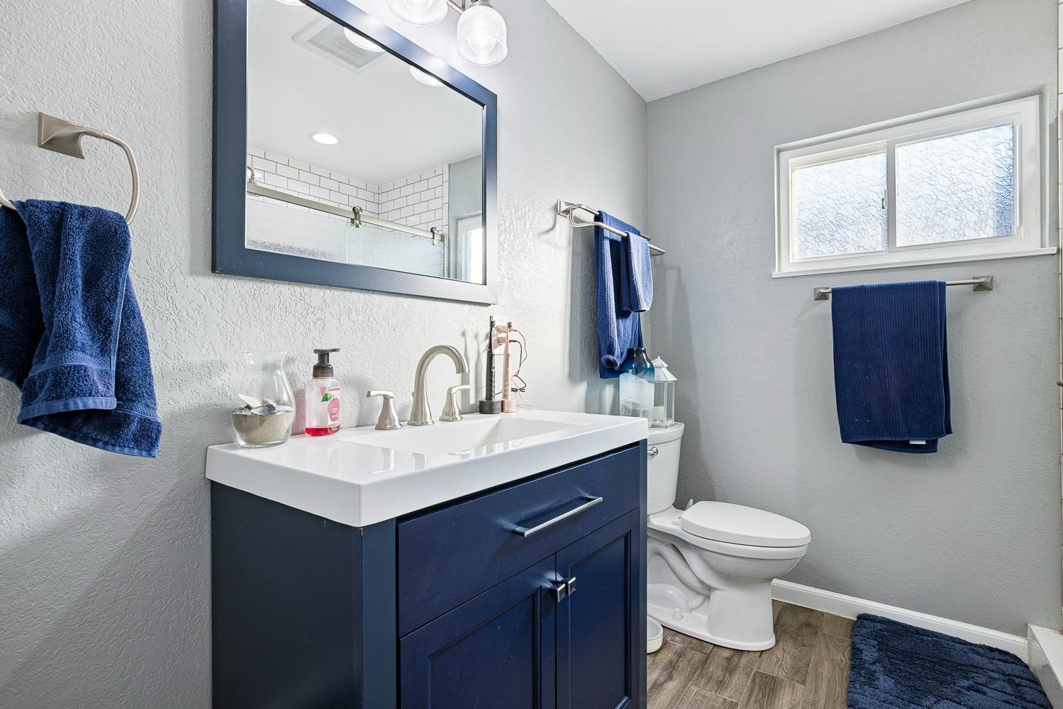 5780 North Angus Street Fresno, CA 93710 - Photo 27 of 41 a bathroom with a toilet sink and mirror