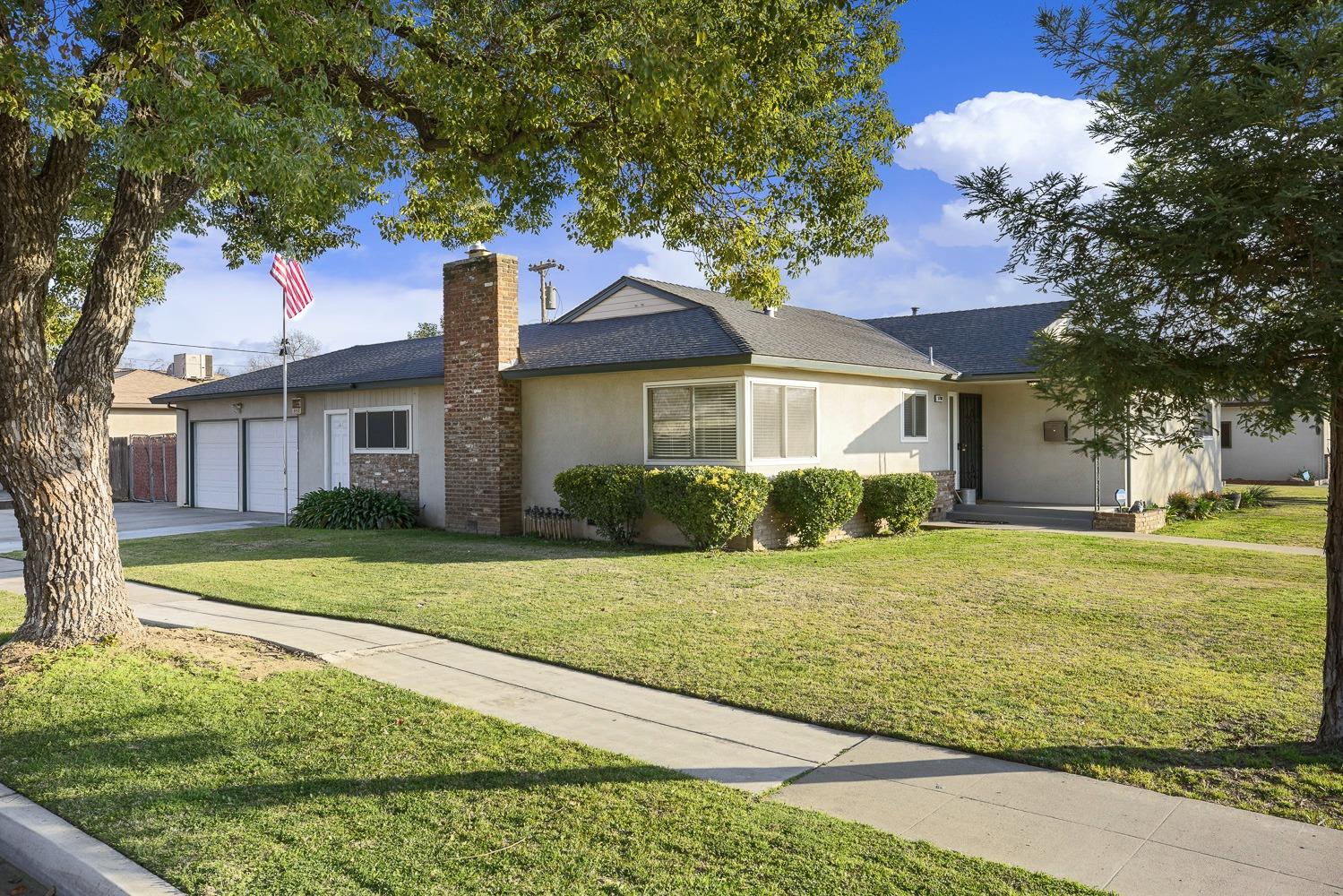 5780 North Angus Street Fresno, CA 93710 - Photo 3 of 41 a front view of a house with a yard
