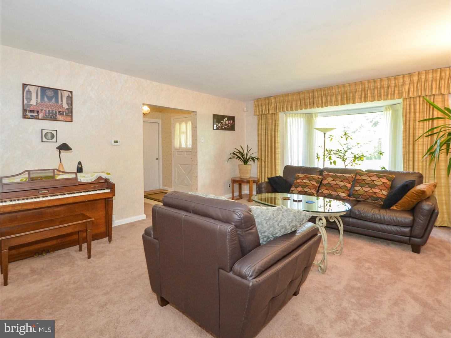 168 Madison Road Huntingdon Valley, PA 19006 - Photo 9 of 25 Living Room