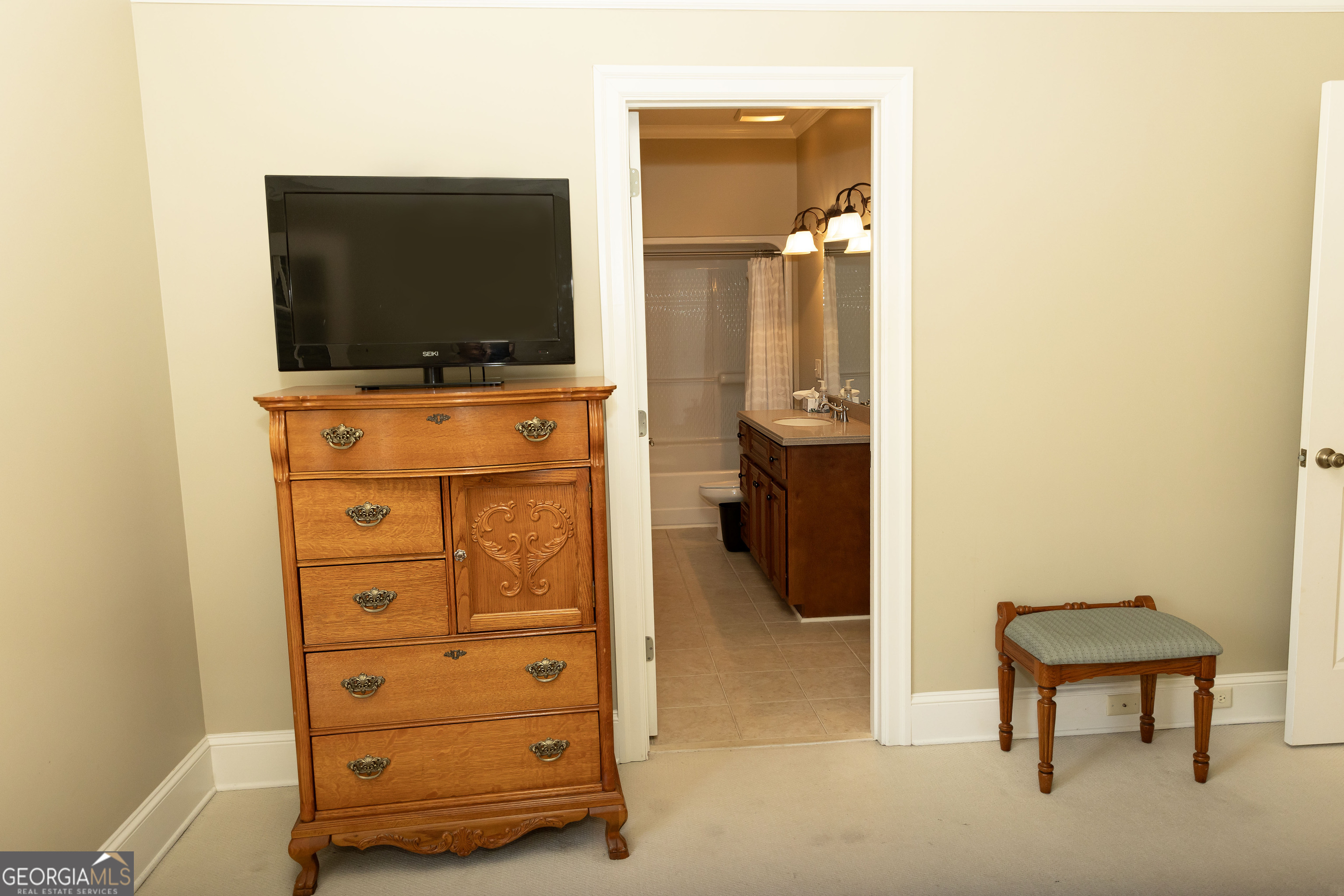 102 Arbors Court Dublin, GA 31021 - Photo 22 of 33 a living room with furniture and a flat screen tv