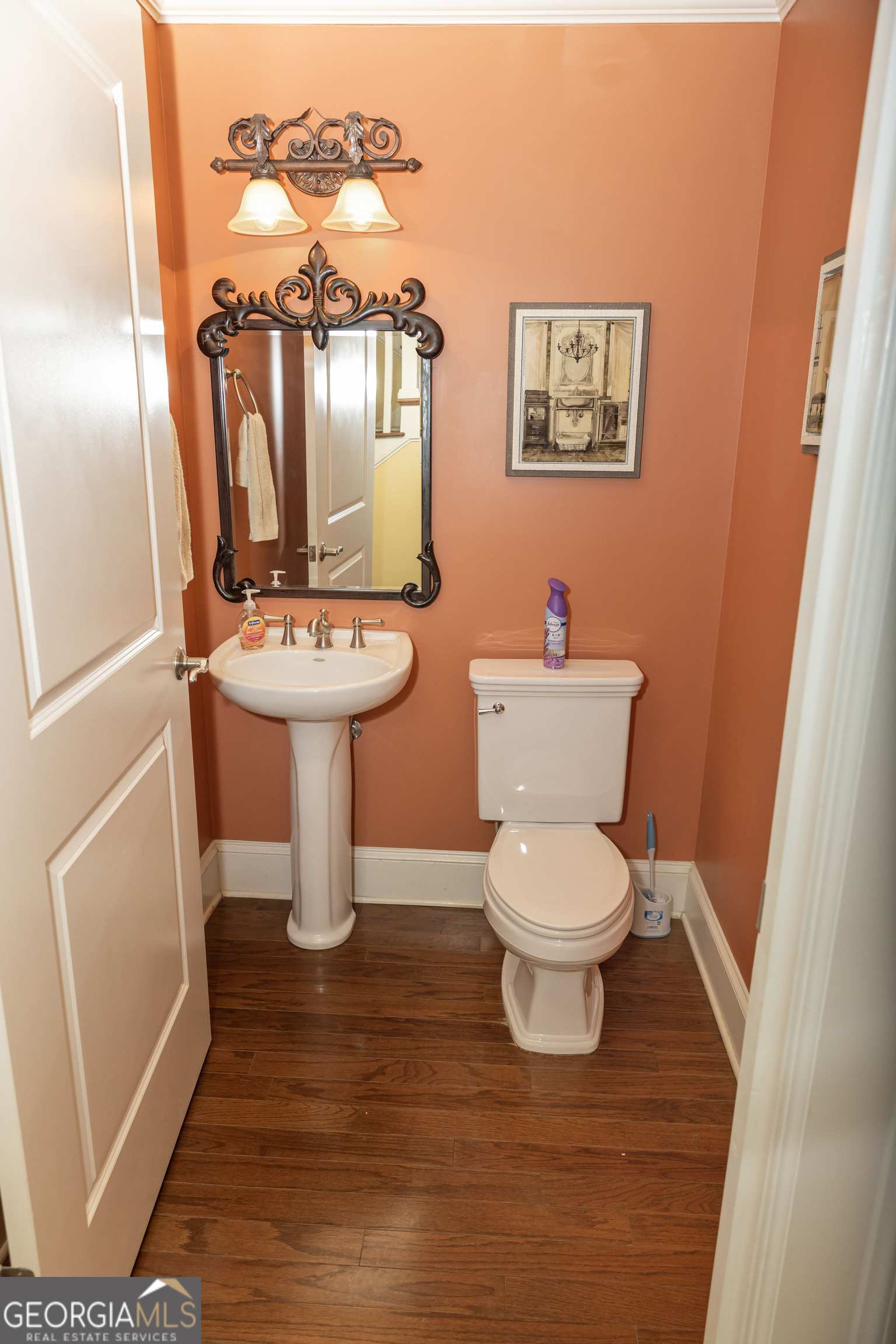 102 Arbors Court Dublin, GA 31021 - Photo 4 of 33 a bathroom with a toilet a sink and mirror