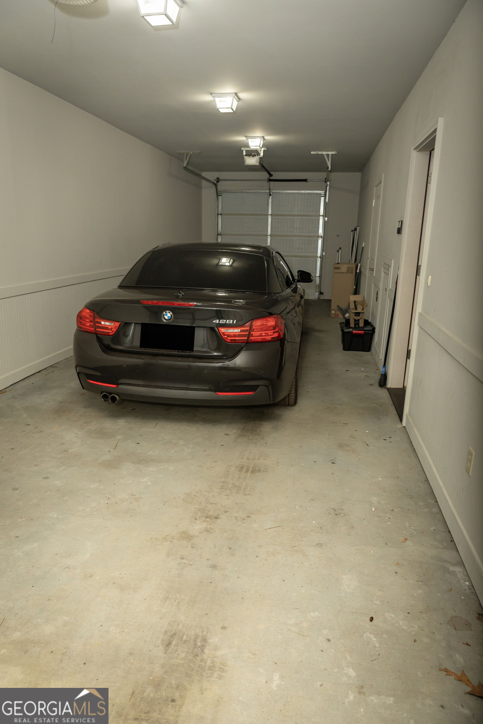 102 Arbors Court Dublin, GA 31021 - Photo 6 of 33 a room with car parked