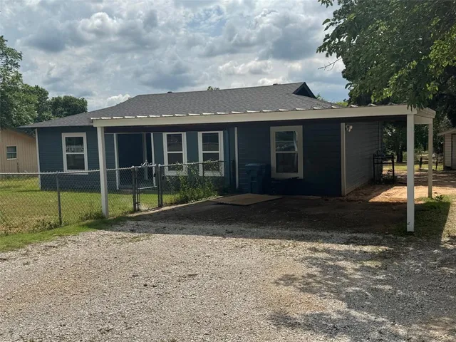 a view of a house with backyard