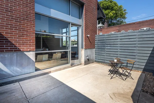 a view of a back yard