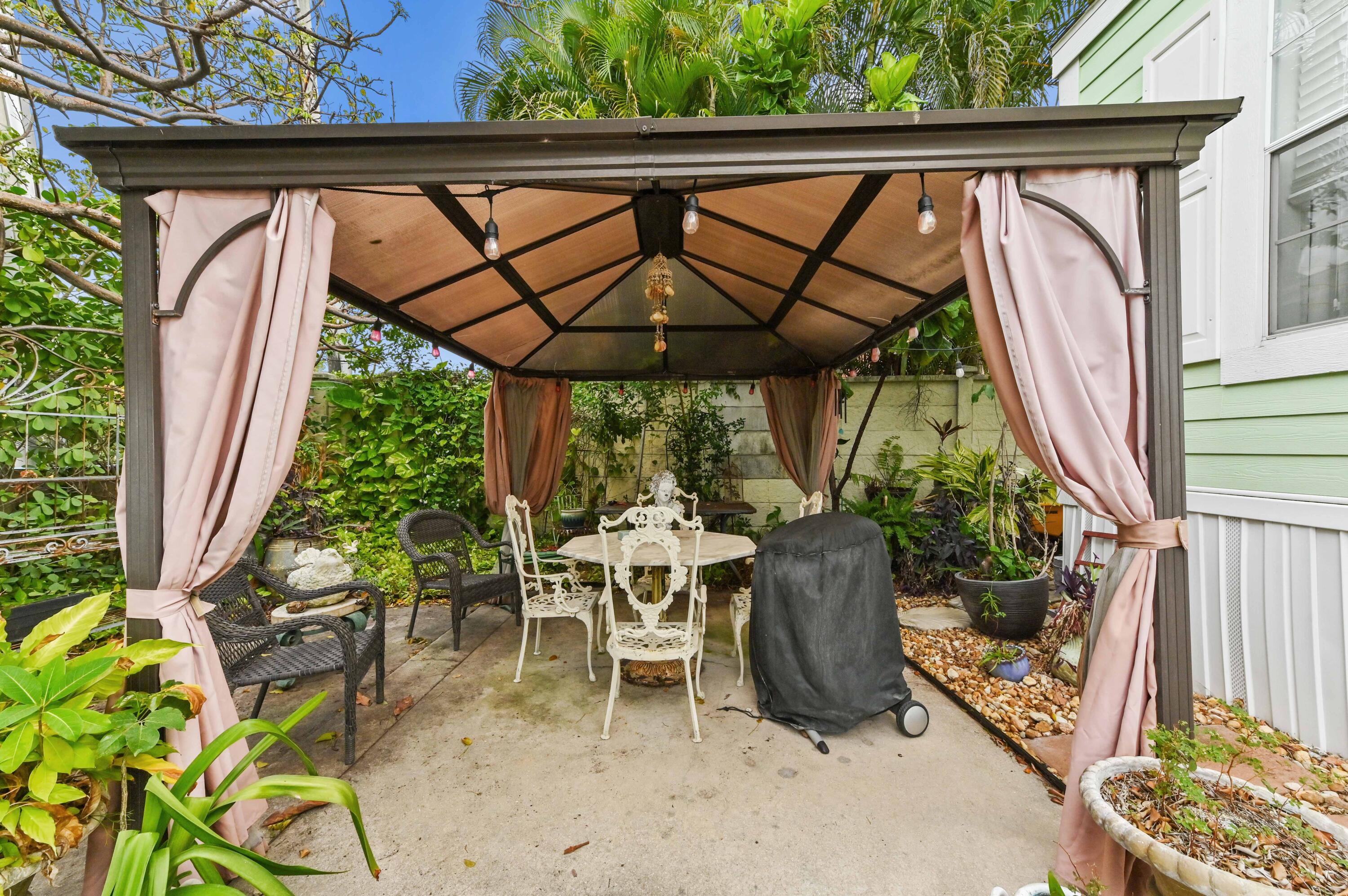 2 East View Street Lantana, FL 33462 - Photo 21 of 28 a view of an outdoor seating area