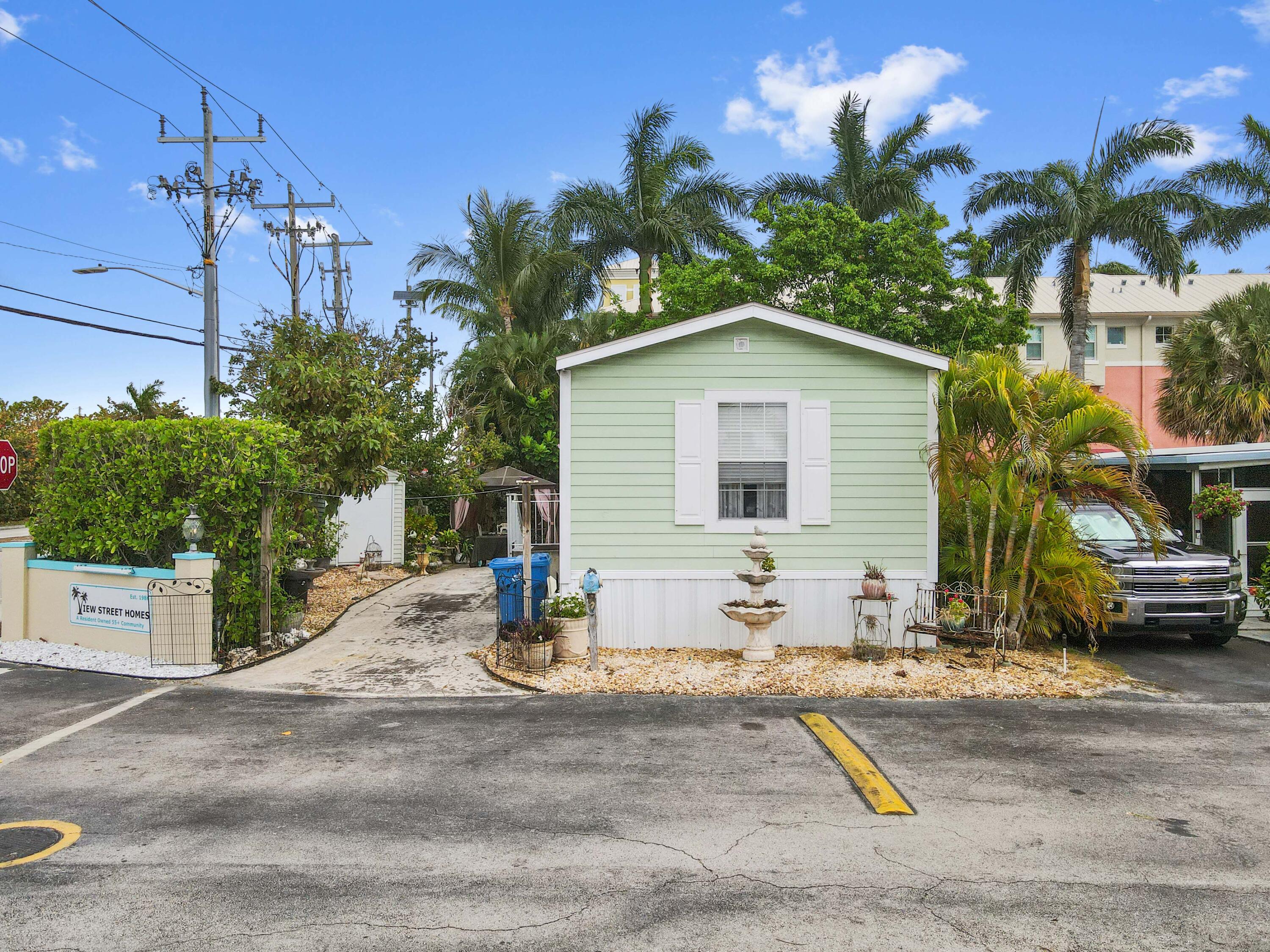 2 East View Street Lantana, FL 33462 - Photo 23 of 28 a house view with a sitting space