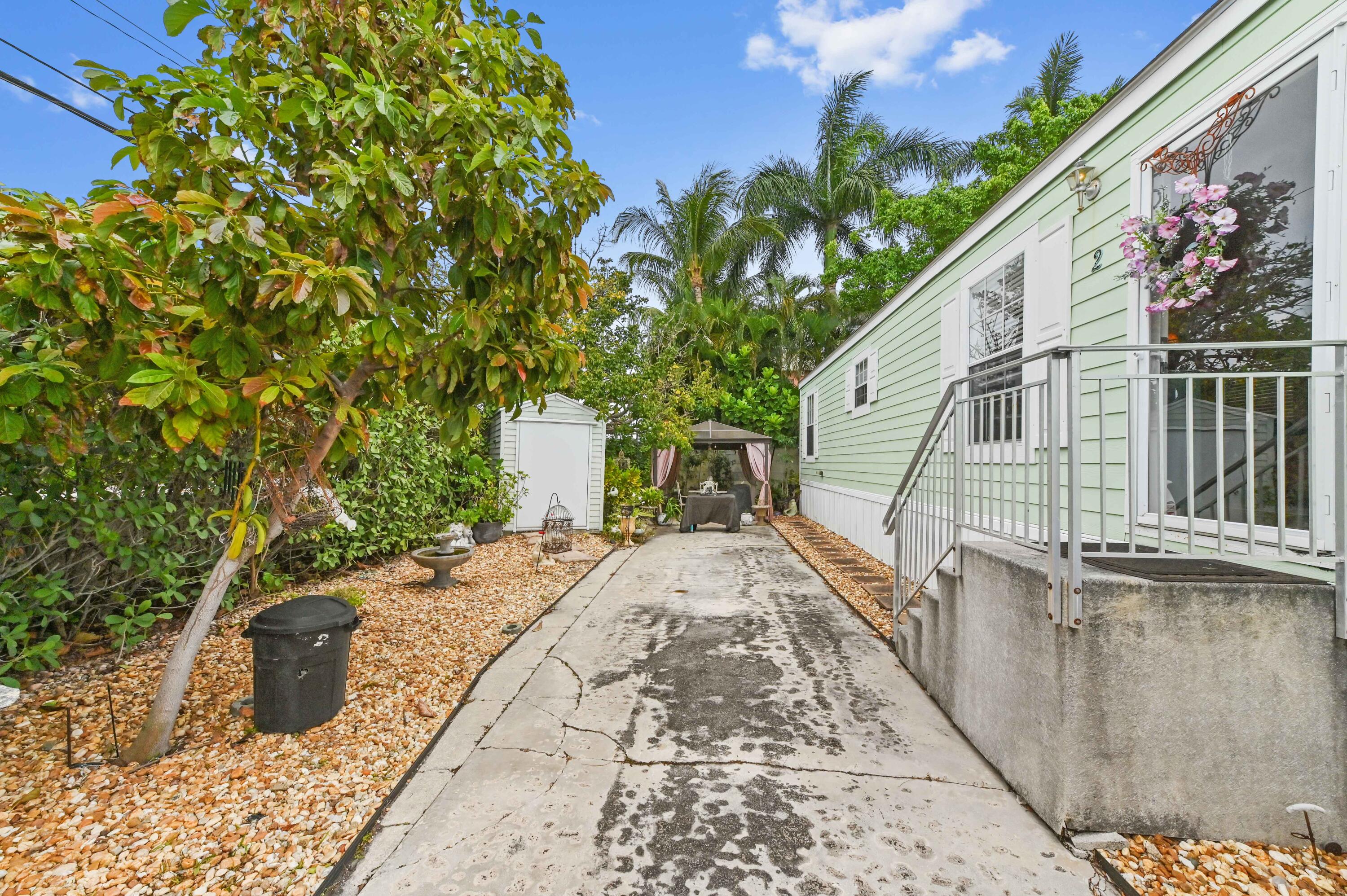 2 East View Street Lantana, FL 33462 - Photo 4 of 28 a house view with a backyard space
