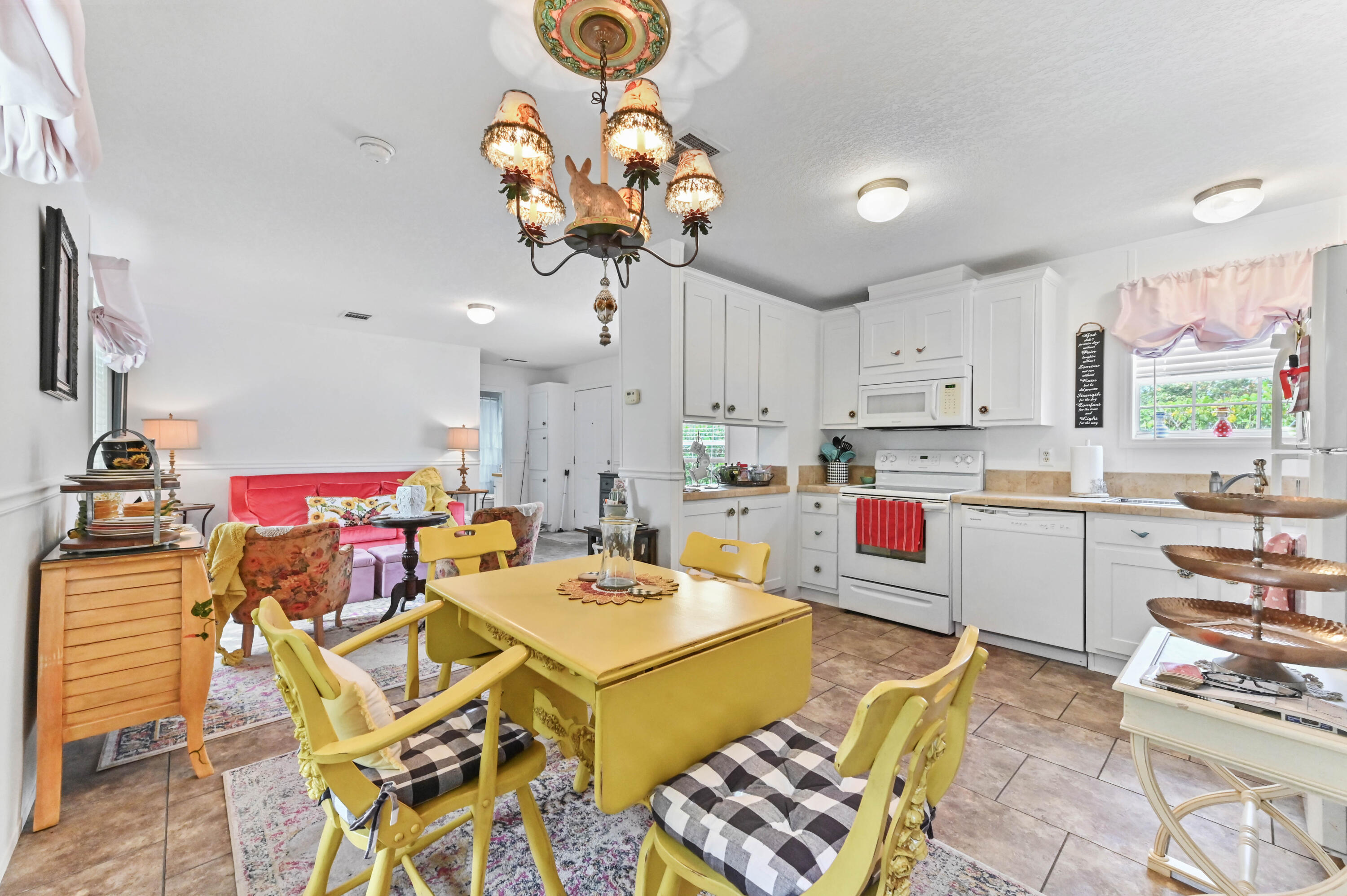 2 East View Street Lantana, FL 33462 - Photo 7 of 28 a kitchen with a table and chairs in it