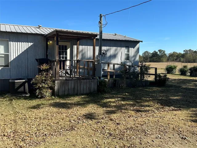 a view of back yard of the house
