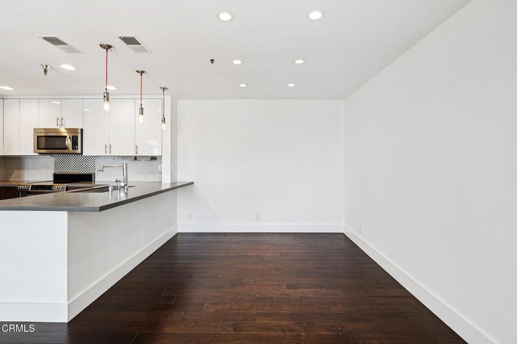 121 South Hope Street, Unit 408 Los Angeles, CA 90012 - Photo 11 of 32 12-web-or-mls-S Hope St-S2209-010