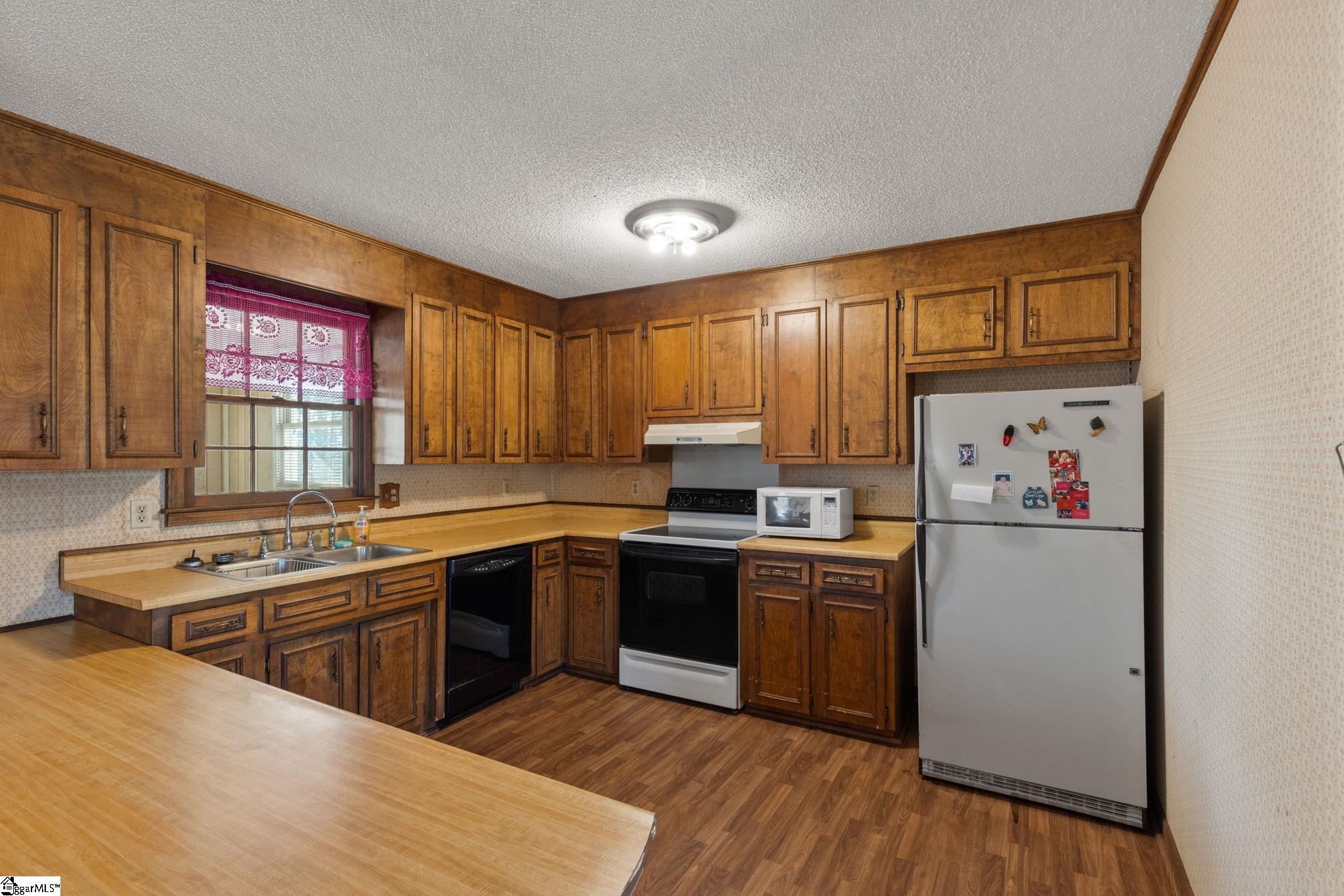 912 South Buncombe Road Greer, SC 29650 - Photo 2 of 29