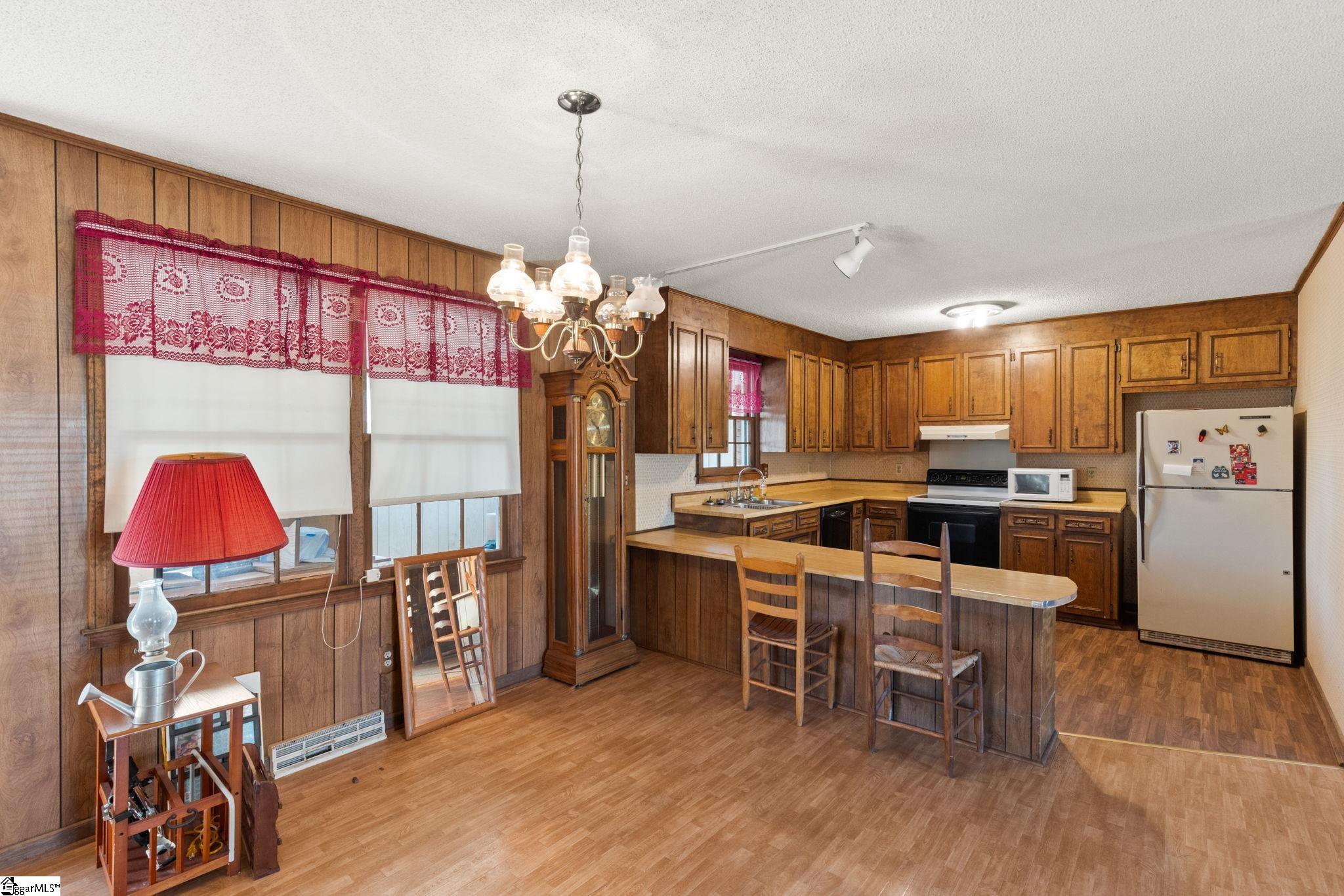 912 South Buncombe Road Greer, SC 29650 - Photo 3 of 29