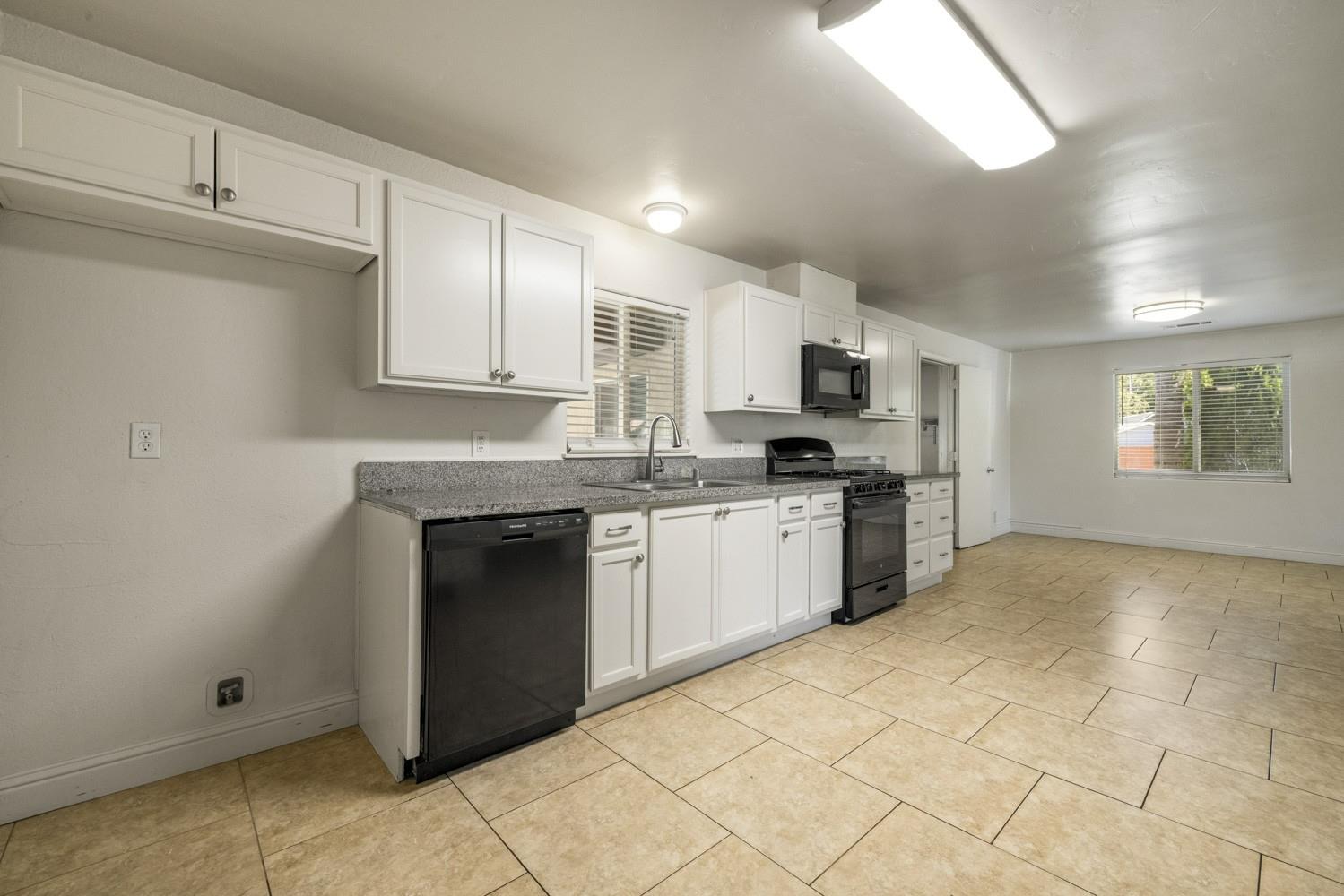 2109 Dee Court Modesto, CA 95350 - Photo 7 of 26