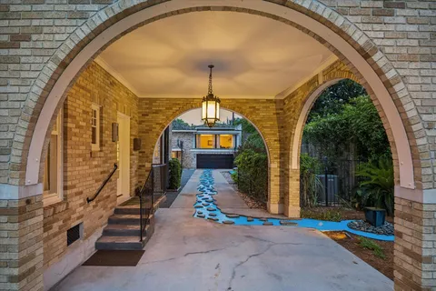 $4,600,000 | 15 Courtlandt Place, Houston, TX 77006