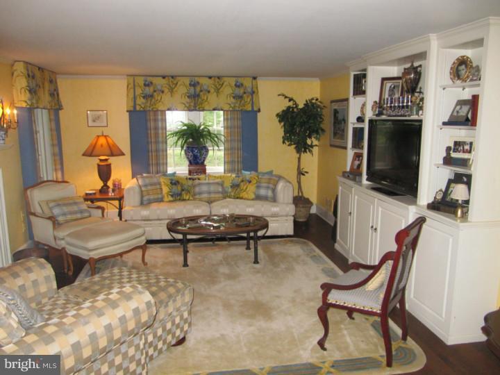 938 Brower Road Wayne, PA 19087 - Photo 3 of 19 Living Room