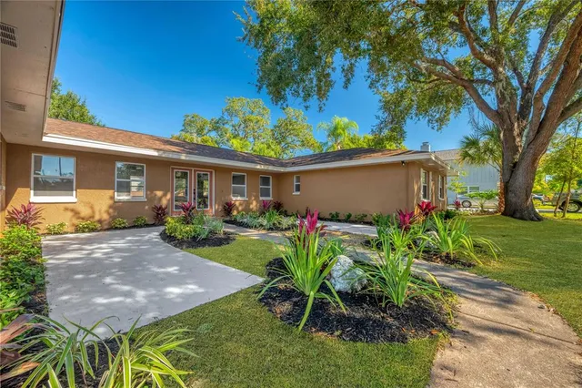 a view of empty room with wooden floor and ceiling fan