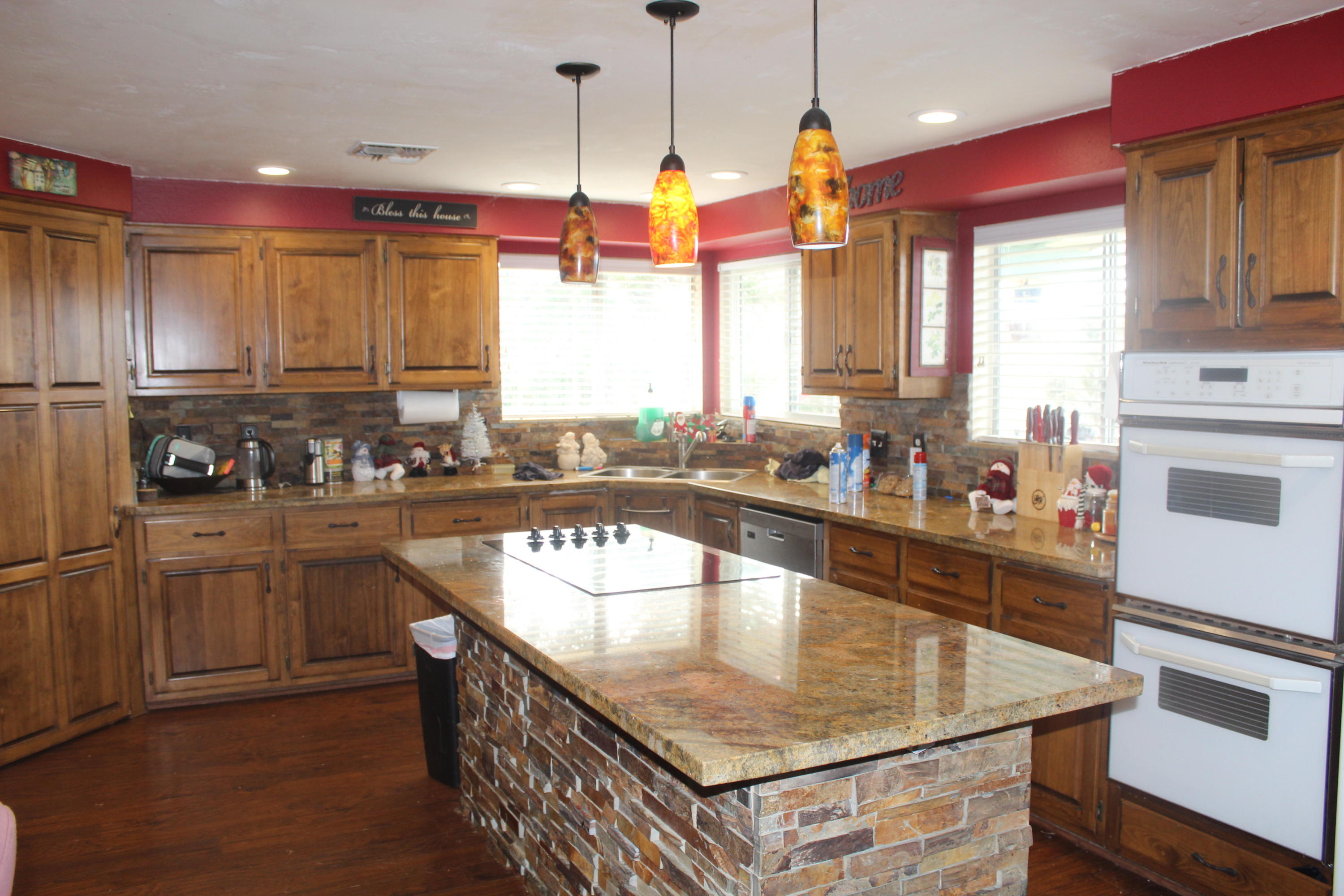 682 Trollview Road Grants Pass, OR 97527 - Photo 23 of 39 kitchen