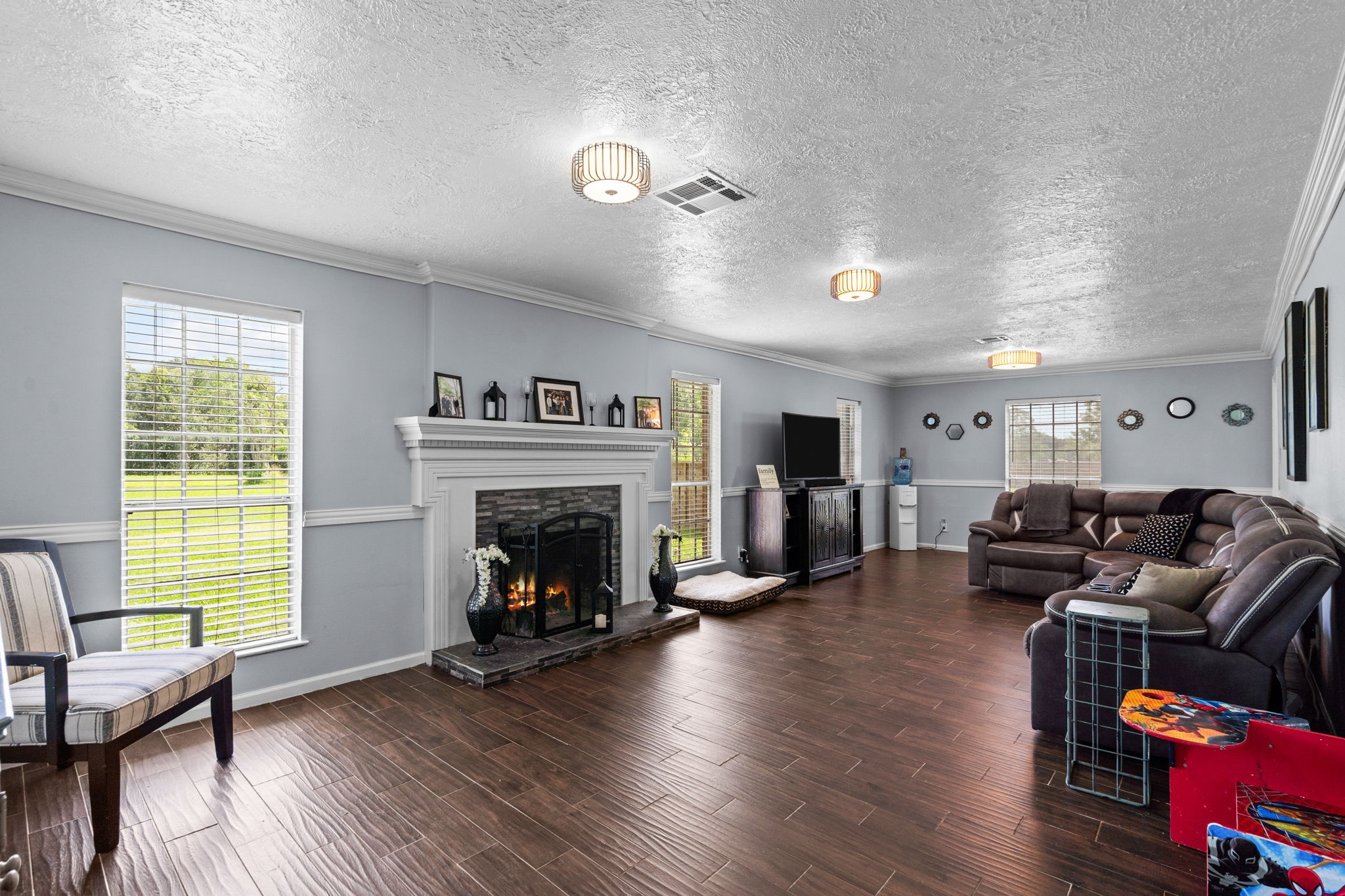 7009 Avenue R Santa Fe, TX 77510 - Photo 8 of 48 Living room that looks out into the front yard.