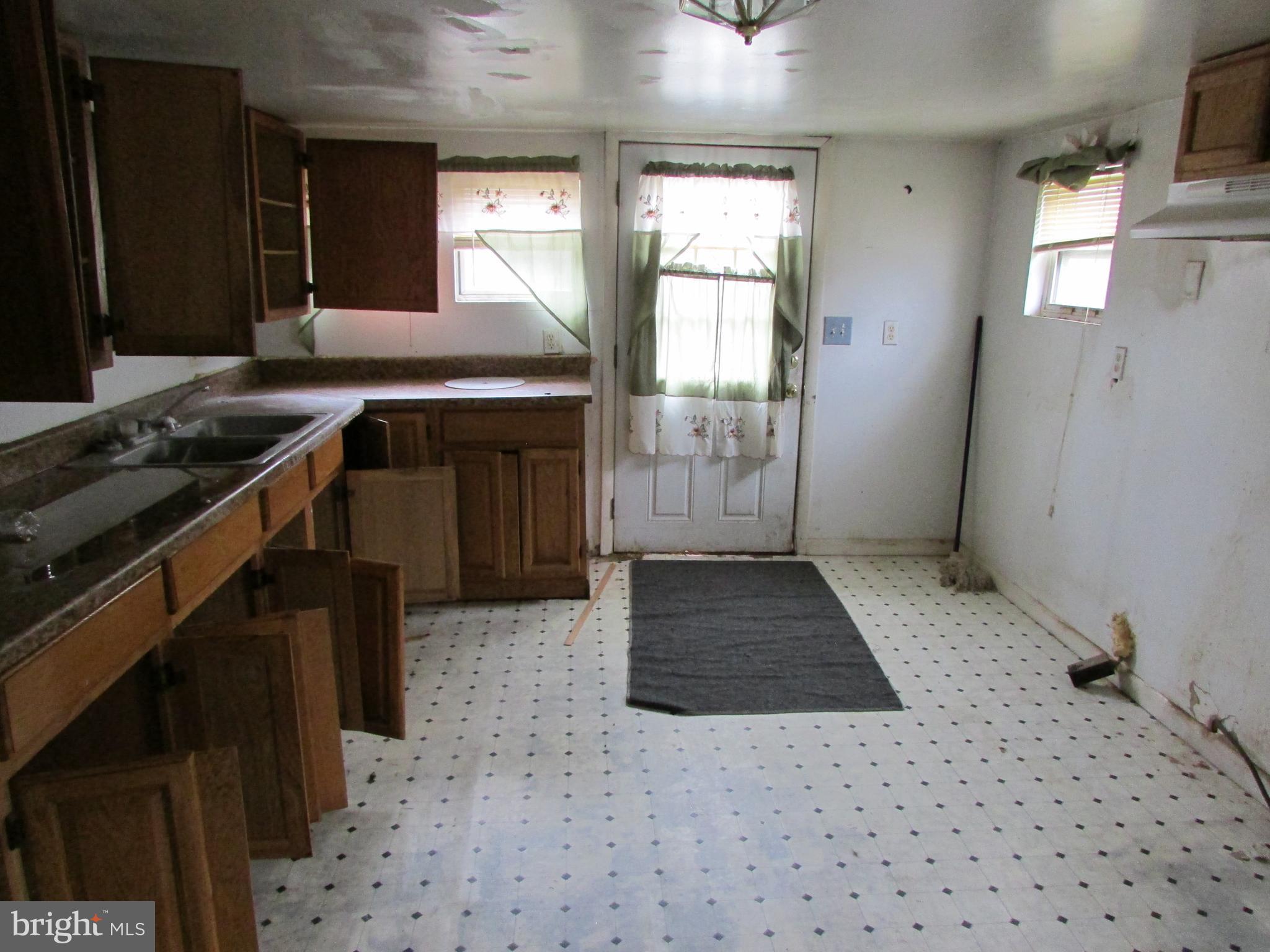 13050 Oakland Road Ridgely, MD 21660 - Photo 6 of 13 Large Eat-in Kitchen
