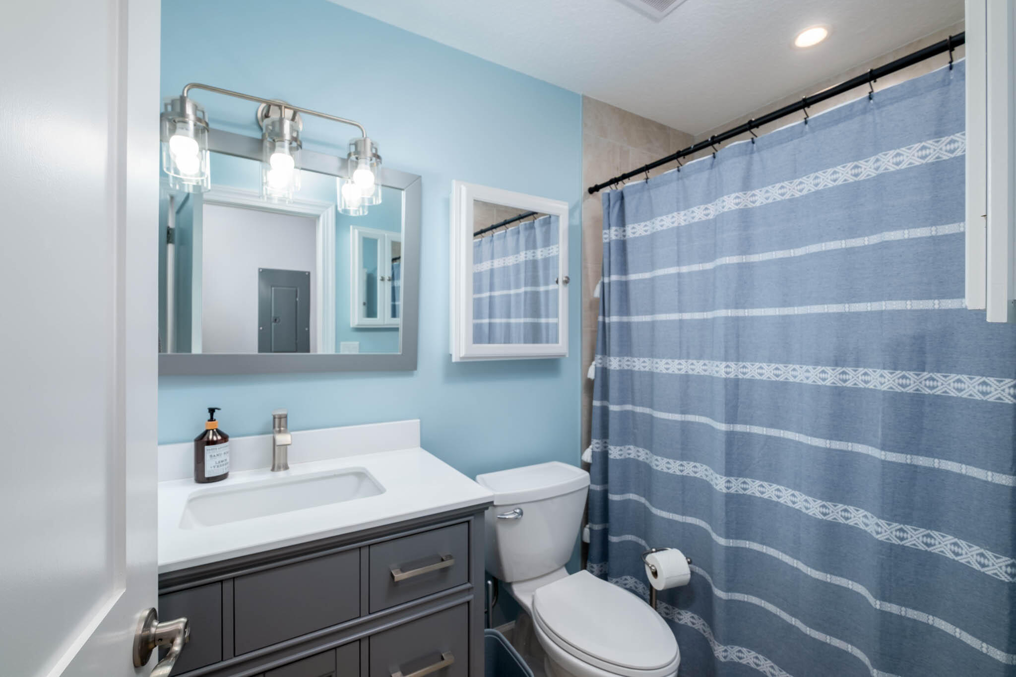 453 Lime Drive Key Largo, FL 33037 - Photo 18 of 28 Guest Bathroom