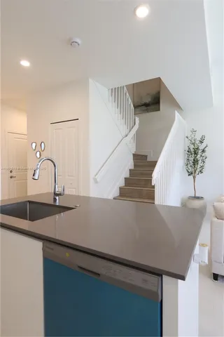 a view of entryway and kitchen