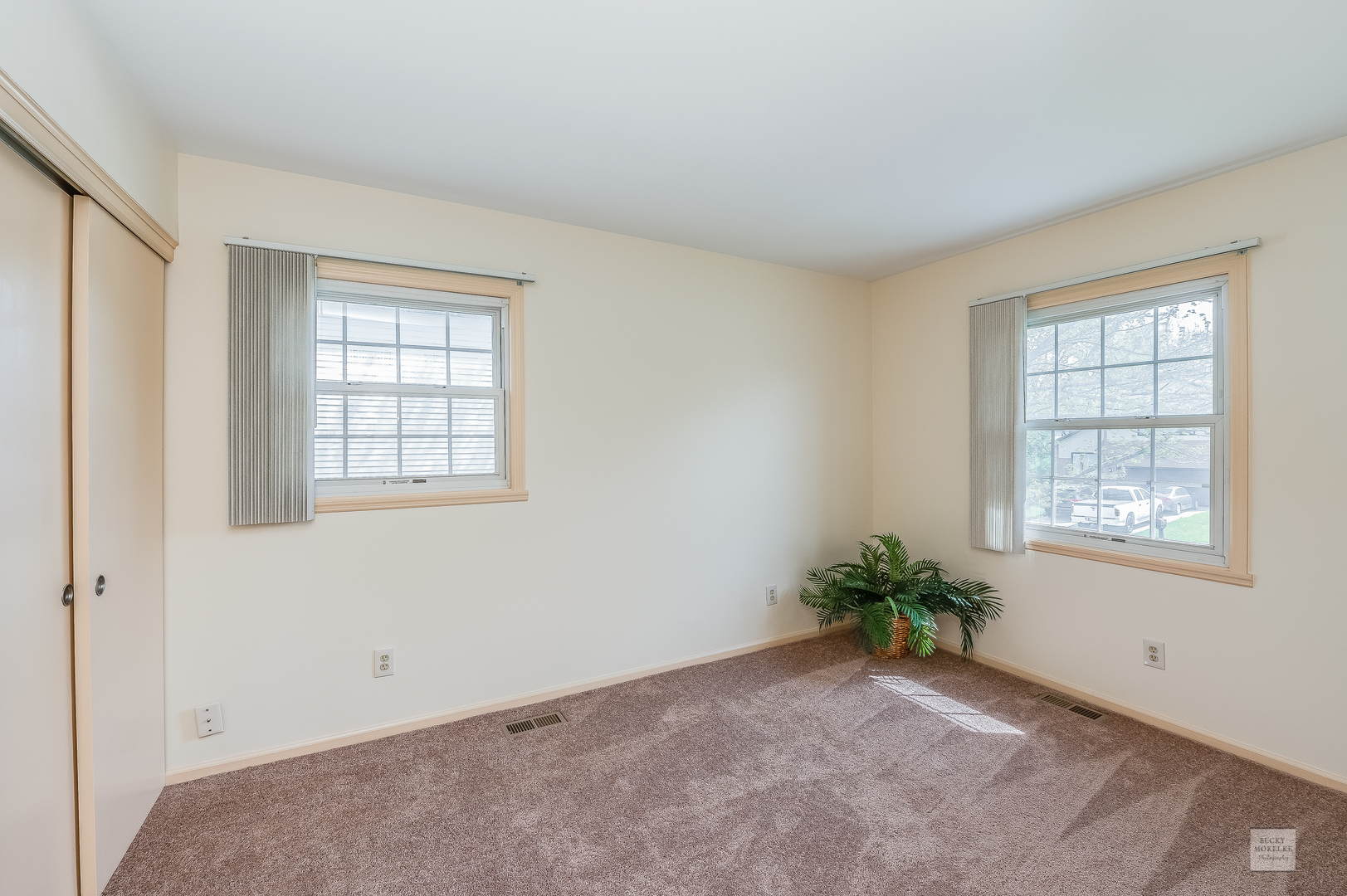 1860 Nottingham Drive Aurora, IL 60505 - Photo 11 of 22 an empty room with windows