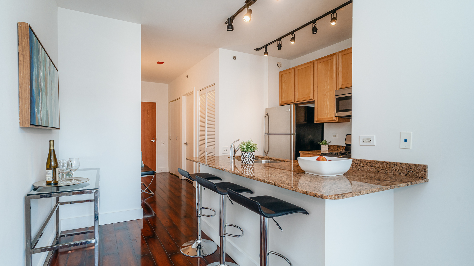 210 South Desplaines Street, Unit 606 Chicago, IL 60661 - Photo 12 of 33 a dining room with chairs
