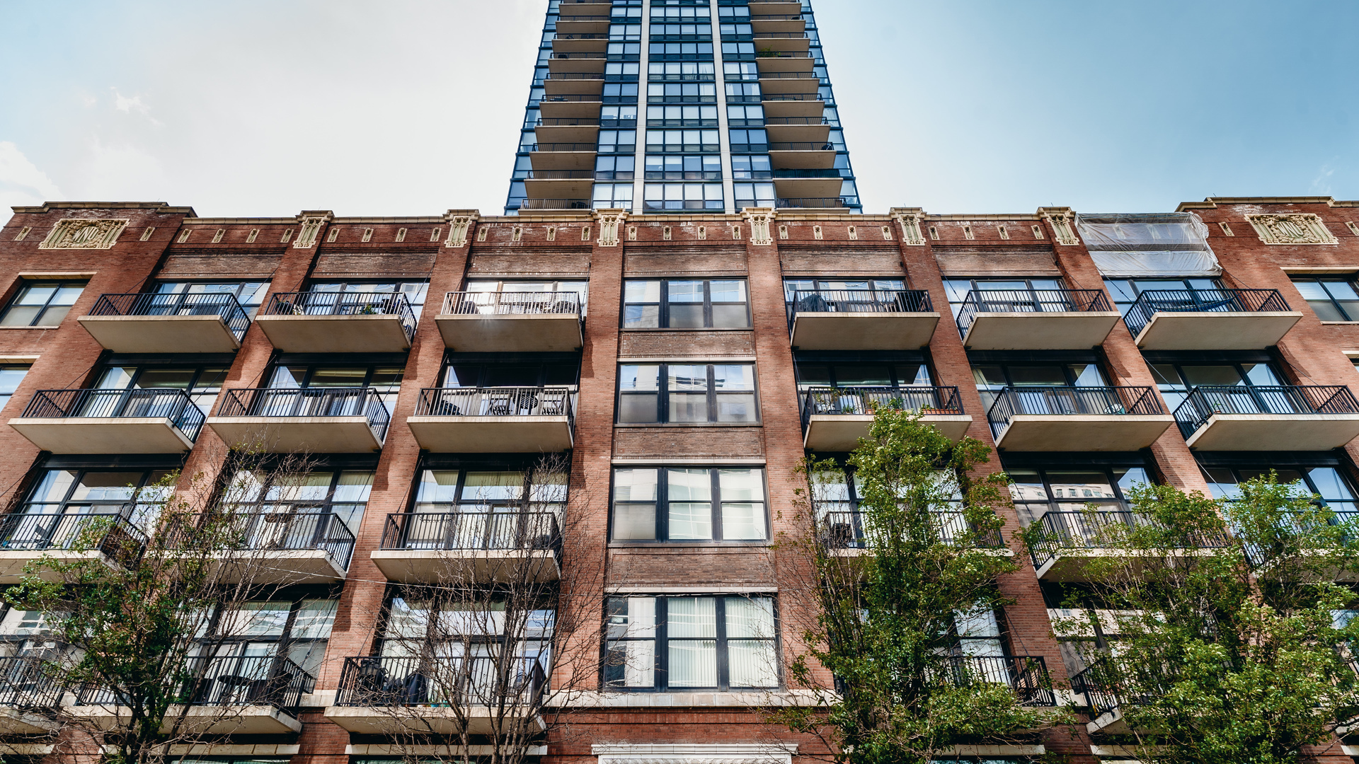 210 South Desplaines Street, Unit 606 Chicago, IL 60661 - Photo 3 of 33 front view of a building